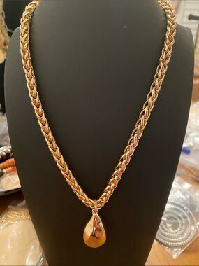 Classic Gold Rope Chain Necklace with Teardrop Pendant
